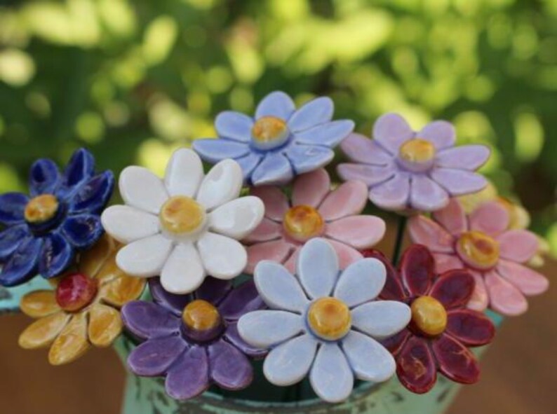 A 5pc or 10 pcs daisy bouquet. Choose the colours of the bouqet!
Colourfull, hand-made, lovely ceramic daisy, avaiable in 8 colours.