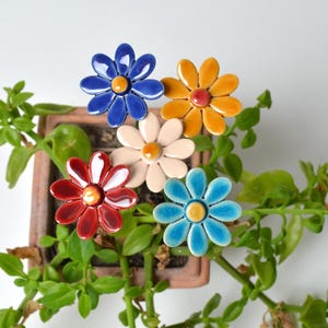A 5pc or 10 pcs daisy bouquet. Choose the colours of the bouqet!
Colourfull, hand-made, lovely ceramic daisy, avaiable in 8 colours.