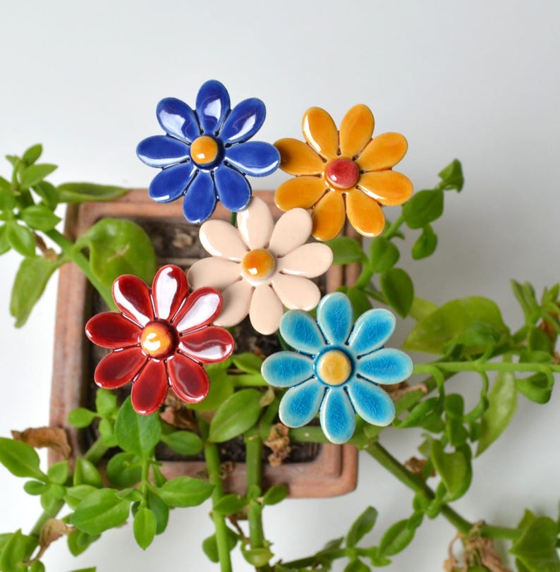 A 5pc or 10 pcs daisy bouquet. Choose the colours of the bouqet!
Colourfull, hand-made, lovely ceramic daisy, avaiable in 8 colours.