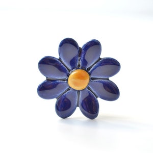 ceramic daisy, home decoration
Colourfull, hand-made, lovely ceramic daisy, avaiable in 7 colours. They are fixed on a green wire stem (l=20cm), you can put them in a vase, next to your inside plant or outside in the garden.