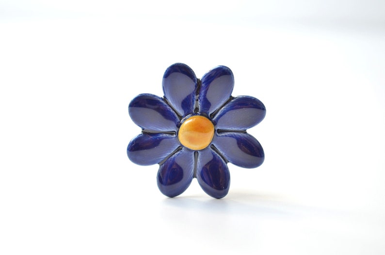 ceramic daisy, home decoration
Colourfull, hand-made, lovely ceramic daisy, avaiable in 7 colours. They are fixed on a green wire stem (l=20cm), you can put them in a vase, next to your inside plant or outside in the garden.