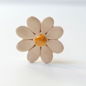 ceramic daisy

Colourfull, hand-made, lovely ceramic daisy, avaiable in 7 colours. They are fixed on a green wire stem (l=20cm), you can put them in a vase, next to your inside plant or outside in the garden.