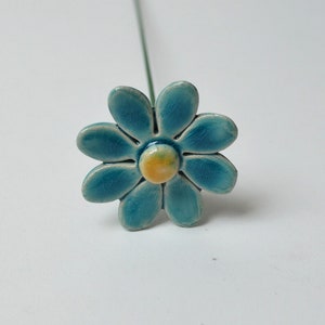 Colourfull, hand-made, lovely ceramic daisy, avaiable in 7 colours. They are fixed on a green wire stem (l=20cm), you can put them in a vase, next to your inside plant or outside in the garden.