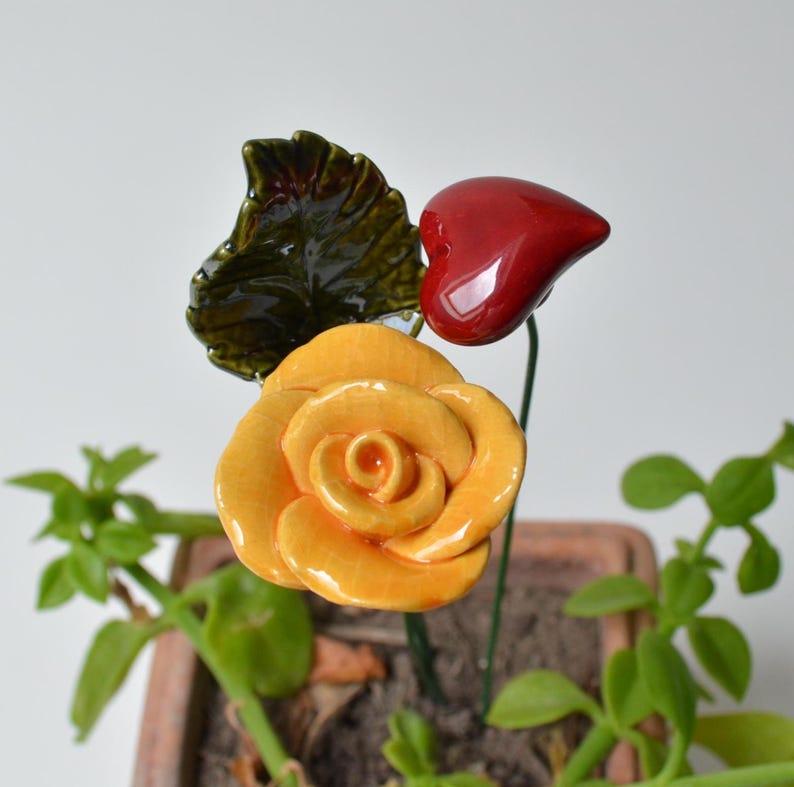 ceramic rose
Beautiful, hand-made, ceramic rose. Decorate your vase, indoor plants, home or garden with these colourful, shiny roses. 5 colours, 2 sizes are avaiable