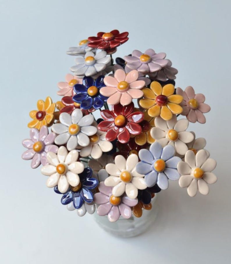 A 5pc or 10 pcs daisy bouquet. Choose the colours of the bouqet!
Colourfull, hand-made, lovely ceramic daisy, avaiable in 8 colours.