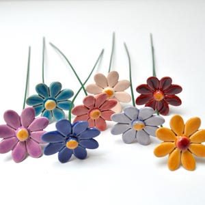 A 5pc or 10 pcs daisy bouquet. Choose the colours of the bouqet!
Colourfull, hand-made, lovely ceramic daisy, avaiable in 8 colours.