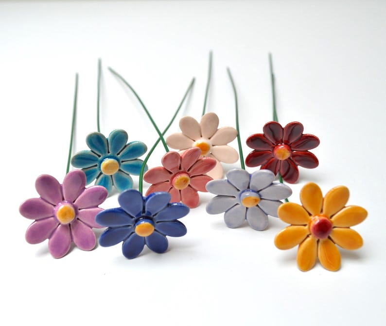 A 5pc or 10 pcs daisy bouquet. Choose the colours of the bouqet!
Colourfull, hand-made, lovely ceramic daisy, avaiable in 8 colours.