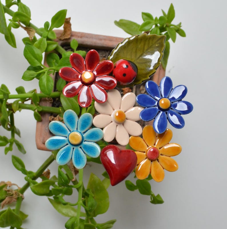 A 5pc or 10 pcs daisy bouquet. Choose the colours of the bouqet!
Colourfull, hand-made, lovely ceramic daisy, avaiable in 8 colours.