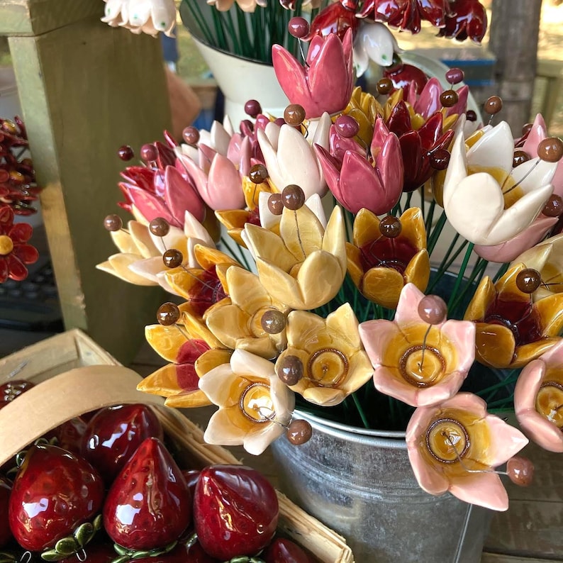 Tulip, colourfull, hand-made, lovely ceramic flowers. Avaiable in 7 colours. They are fixed on a green wire (l=25cm/9.8in), you can put them in a vase, next to your inside plant, outside the garden (they are weather resistant).
You can create your own tulip bouquet by adding green leafs or other flowers in my shop. A charming spring decoration.