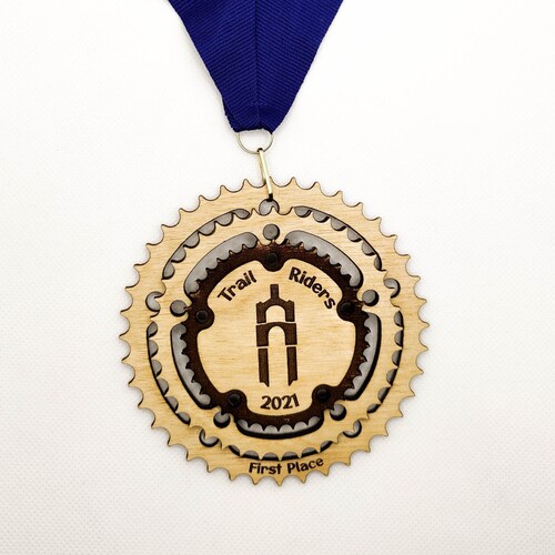 Médaille d'engrenages de vélo gravée sur bois
