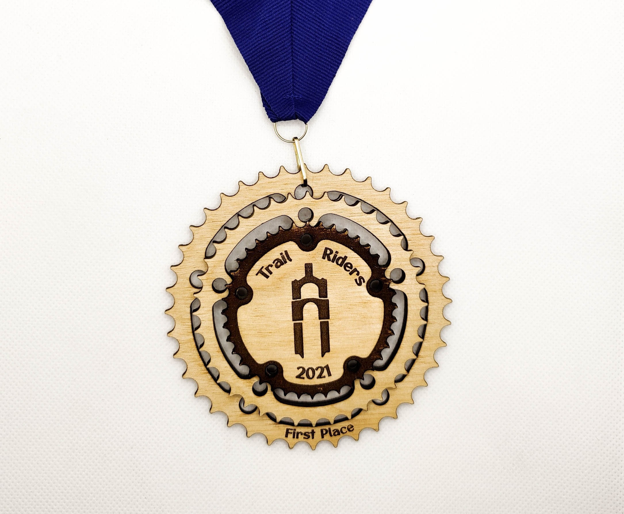 Medaglia con ingranaggi di bicicletta incisi su legno Italia