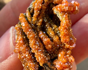 17 grammes, un bel éclat vanadinite ! Petite vanadinite super brillante ! Cadeau avec chaque achat !
