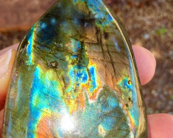 Petit modèle flashy en labradorite de forme libre | Cristal poli, origine de Madagascar