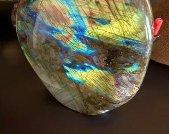 Énorme forme libre de labradorite flashy de 2,9 livres | Cristal poli, origine de Madagascar