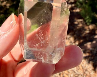 Magnifique tour de cristal de quartz super clair de 57 g (2 oz) avec inclusion fantôme | Guérison | Cristal maître | Abondance | Cadeau offert pour tout achat !