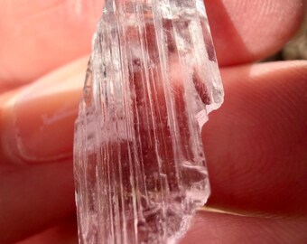 Magnifique cristal de kunzite rose | À vous de choisir ! | Kunzite brute | Kunzite rose naturelle | Kunzite minérale fine | Pierre précieuse | Cadeau offert pour tout achat