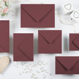 5x7 (133 x 184 mm) Buste bordeaux / bordeaux 135 gsm con patta a diamante gommata