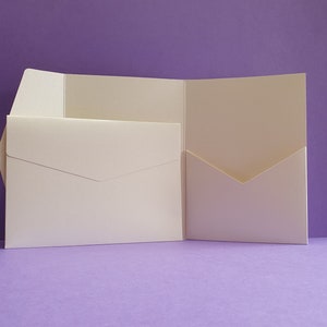 Cartera plegable de bolsillo color marfil perlado/brillante. Diseño vertical de 5 x 7 para invitaciones de boda de lujo/eventos corporativos