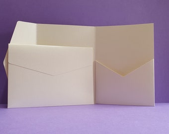 Ivoorkleurige parelmoer/glanzende pocketfold portemonnee. 5 x 7 portretontwerp voor luxe huwelijksuitnodiging/bedrijfsevenementen