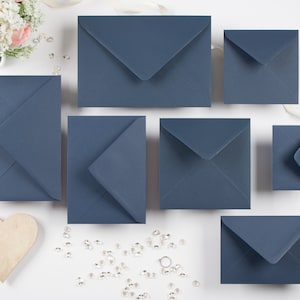 5 x 7 (133 x 184 mm) marineblaue Umschläge 135 g/m² Gummierte Diamantklappe weißer Tintendruck Adressierung verfügbar