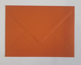 C5サイズ（162×229mm）テラコッタ／カラープラン・ラストオレンジ封筒 135gsm 糊付きダイヤモンドフラップ