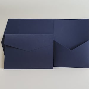 Portefeuille bleu foncé / bleu marine mat avec poche. Conception de portrait 5 x 7 pour faire-part de mariage de luxe / événements d'entreprise image 1