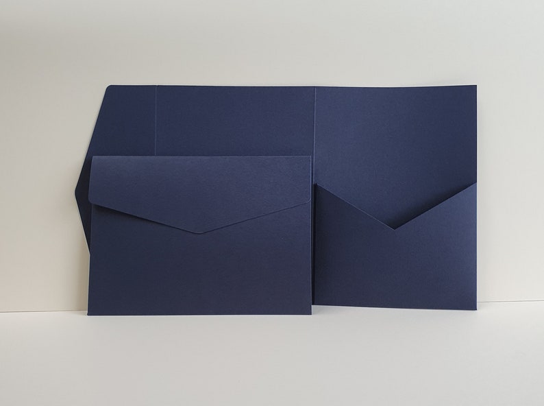 Portefeuille bleu foncé / bleu marine mat avec poche. Conception de portrait 5 x 7 pour faire-part de mariage de luxe / événements d'entreprise image 1