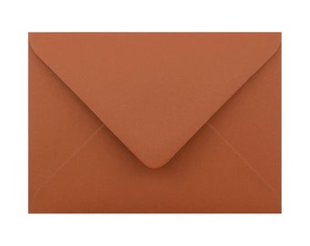 5 x 7 buste color terracotta/arancione ruggine (133 x 184 mm) da 135 g/m² con risvolto gommato a forma di diamante