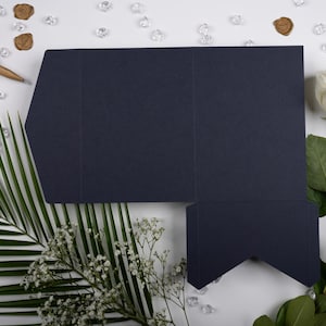 Marineblauw mat 5 x 7 gevouwen portemonnee 127 x 178 mm staand ontwerp. Luxe huwelijksuitnodiging/bedrijfsevenementen Keuze uit enveloppen