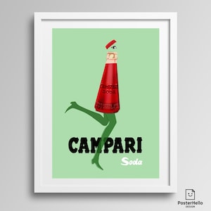 Può includere: Una pubblicità vintage incorniciata di Campari Soda. L'opera presenta una bottiglia rossa di Campari con le gambe, con un cappello abbinato e calze verdi, su uno sfondo verde chiaro. Le parole "Campari Soda" sono ben visibili.