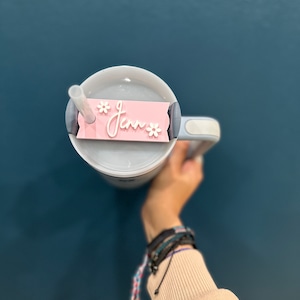 Matte Stanley Name Plate | Blumen Tumbler Namensschild | Stanley Namensschild | Individuelles Geschenk | Personalisierte Namensteller | Personalisierte Stanley Topper