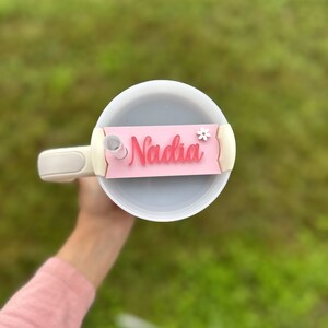 Matte Stanley Name Plate | Blumen Tumbler Namensschild | Stanley Namensschild | Individuelles Geschenk | Personalisierte Namensteller | Personalisierte Stanley Topper