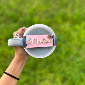 Matte Stanley Name Plate | Blumen Tumbler Namensschild | Stanley Namensschild | Individuelles Geschenk | Personalisierte Namensteller | Personalisierte Stanley Topper