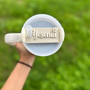 Matte Stanley Name Plate | Blumen Tumbler Namensschild | Stanley Namensschild | Individuelles Geschenk | Personalisierte Namensteller | Personalisierte Stanley Topper