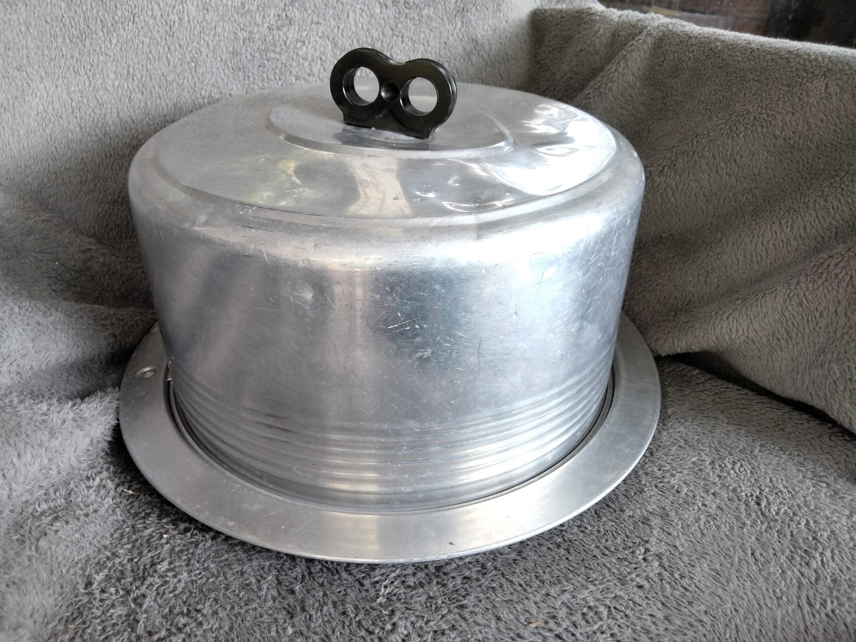 Vintage Regal Aluminum Cake Carrier 23 81 