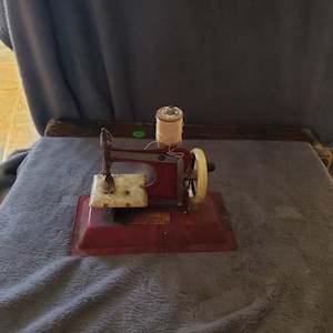 máquina de coser de toy vintage de los años 50