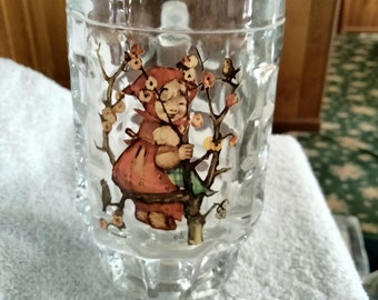 木のガラスのビールジョッキに座るヒュンメルの少女 - Etsy 日本