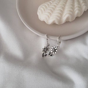 Silver daisy huggie earrings | Silver huggie hoop earrings | Flower charm earrings | Trendy earrings