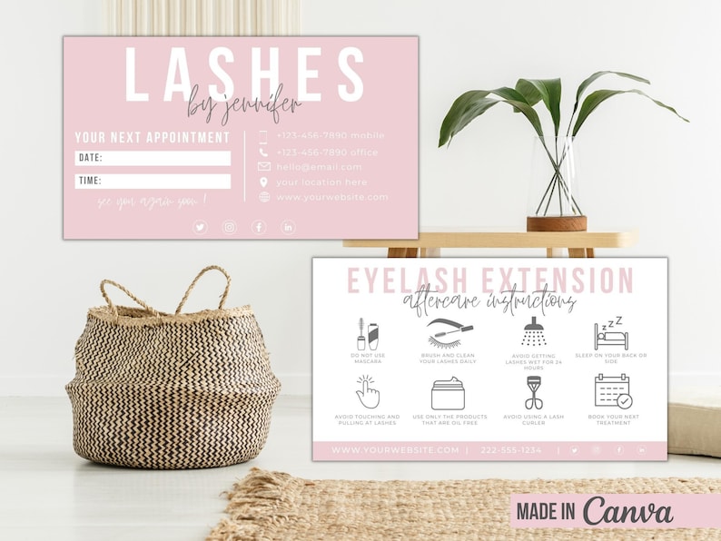 Puede incluir: Tarjeta de visita rosa y blanca con el texto "LASHES by jennifer" e informaci&oacute;n de contacto. Una segunda tarjeta con fondo rosa y blanco enumera las instrucciones de cuidado posterior de las extensiones de pesta&ntilde;as con iconos.