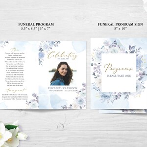 Pode incluir: Um modelo de programa de funeral floral azul e branco com uma foto de uma mulher e o texto "Celebrating the Life of Elizabeth Clarkson, November 11, 1981 - August 11, 2023". O programa tamb&eacute;m inclui um poema e informa&ccedil;&otilde;es sobre os arranjos funer&aacute;rios. Uma placa separada diz "Programas, Por favor, pegue um".
