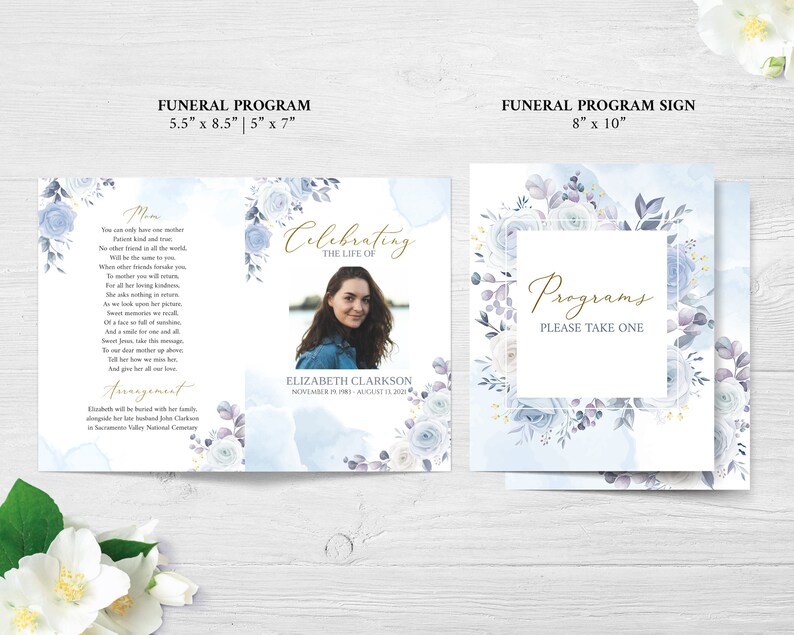 Pode incluir: Um modelo de programa de funeral floral azul e branco com uma foto de uma mulher e o texto "Celebrating the Life of Elizabeth Clarkson, November 11, 1981 - August 11, 2023". O programa tamb&eacute;m inclui um poema e informa&ccedil;&otilde;es sobre os arranjos funer&aacute;rios. Uma placa separada diz "Programas, Por favor, pegue um".