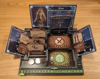 Pode incluir: Um tabuleiro de jogo de mesa com um cartão de personagem para um Brute, um cartão de personagem para um Immepasie Phalane e vários outros cartões. O tabuleiro tem uma escala numérica de 0 a 20 e um token +1.