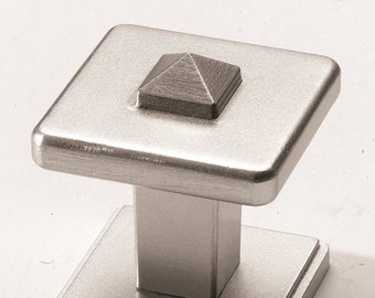Traditional Square Pedestal Knob