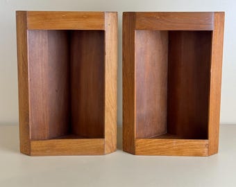 Set di 2 mensole angolari vintage in legno con cornice a giorno.