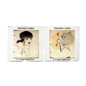 Puede incluir: Dos grabados artísticos vintage titulados "Yesterday's Ladies". Cada grabado presenta una ilustración estilizada de un rostro femenino. El primer grabado muestra a una mujer con cabello oscuro y una diadema enjoyada. El segundo muestra una mujer con cabello rizado.