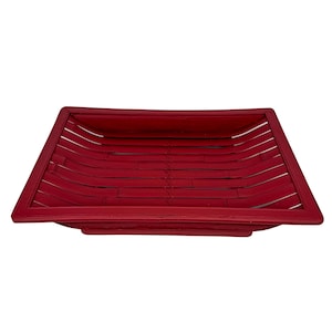 Op de afbeelding: Een rechthoekige, rode geweven dienblad met een licht gebogen ontwerp. De lade is gemaakt van dunne, horizontale stroken materiaal, waardoor een open, luchtige esthetiek ontstaat. De randen zijn solide en zorgen voor een duidelijke rand.