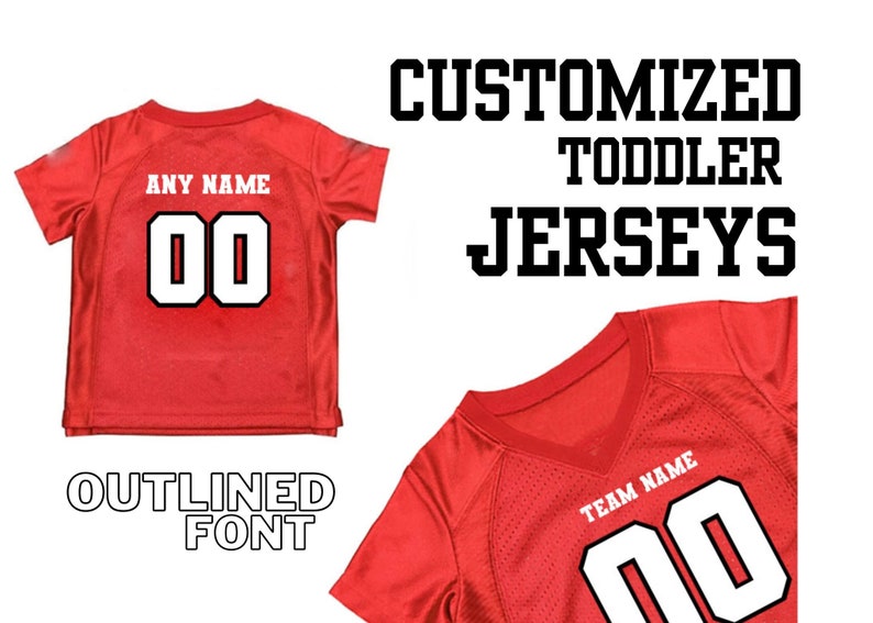 K&ouml;nnte beinhalten: Ein rotes Kleinkindertrikot mit wei&szlig;en Zahlen 00 und dem Text ANY NAME auf der R&uuml;ckseite sowie ein rotes Trikot mit wei&szlig;en Zahlen 00 und dem Text TEAM NAME auf der Vorderseite. Das Bild enth&auml;lt den Text CUSTOMIZED TODDLER JERSEYS und OUTLINED FONT.