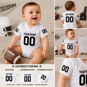 Pode incluir: Um body branco de manga curta para bebé desenhado como uma camisola de futebol americano com decote em V. Apresenta texto preto TEAM NAME e o número 00 na frente e nas mangas. As costas exibem ANY NAME e 00. O tecido tem textura de malha.