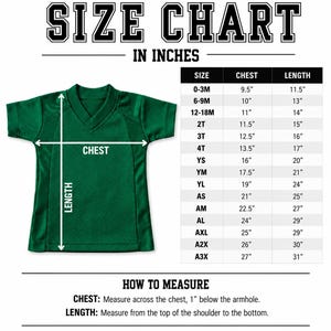 K&ouml;nnte beinhalten: Ein gr&uuml;nes Trikot mit V-Ausschnitt und einer Gr&ouml;&szlig;entabelle in Zoll. Die Tabelle listet Gr&ouml;&szlig;en von 0-3M bis A3X mit entsprechenden Brust- und L&auml;ngenma&szlig;en auf. Messanleitungen sind unten im Bild angegeben.
