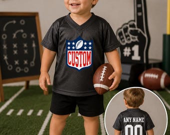 Può includere: Un bambino indossa una maglia da football nera e pantaloncini, tenendo in mano un pallone da football marrone. La maglia presenta un logo personalizzato con un pallone da football e stelle. Lo sfondo include un design da campo da football e uno striscione "Game Day".